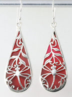 Lange druppelvormige zilveren oorbellen met libelle op rode koraal steen afbeelding 1