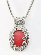 Traditionele bewerkte zilveren hanger met rode koraal steen aan ketting afbeelding 1