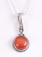 Fijne bewerkte zilveren hanger met rode vuuropaal aan ketting afbeelding 1