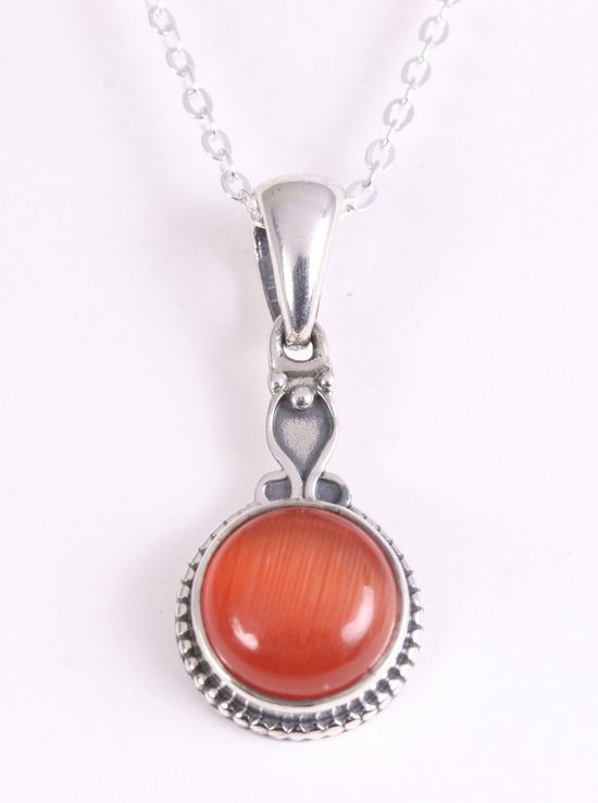 Fijne bewerkte zilveren hanger met rode vuuropaal aan ketting afbeelding 1