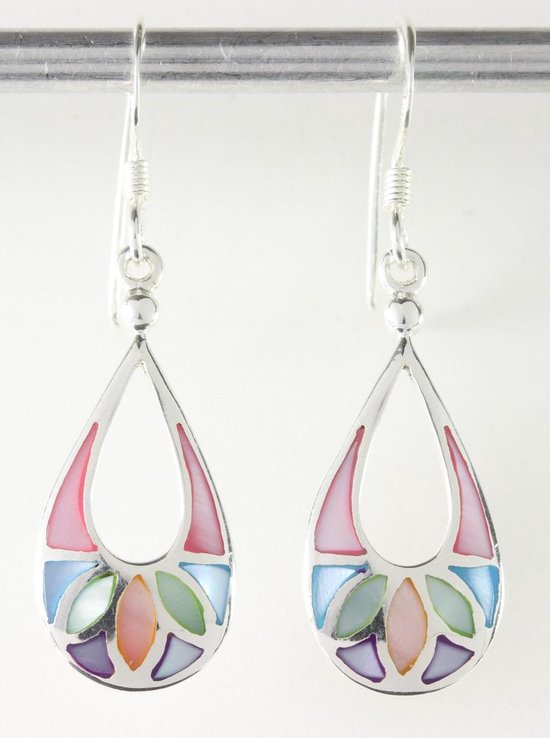 Opengewerkte druppelvormige zilveren oorbellen met veelkleurige schelp afbeelding 1