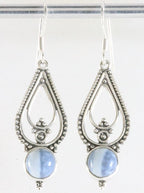 Lange opengewerkte zilveren oorbellen met blauwe opaal afbeelding 1