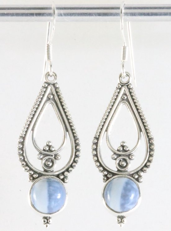 Lange opengewerkte zilveren oorbellen met blauwe opaal afbeelding 1