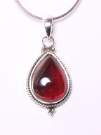 Bewerkte zilveren hanger met granaat aan ketting afbeelding 1