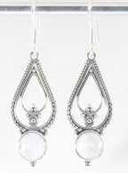 Lange opengewerkte zilveren oorbellen met regenboog maansteen afbeelding 1