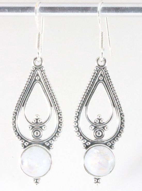 Lange opengewerkte zilveren oorbellen met regenboog maansteen afbeelding 1