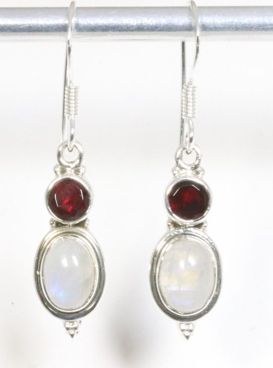 Fijne bewerkte zilveren oorbellen met regenboog maansteen en granaat afbeelding 1