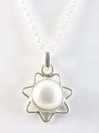 Fijne opengewerkte zilveren hanger met zoetwater parel aan ketting afbeelding 1