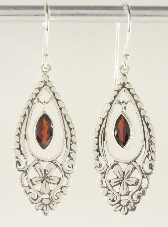 Opengewerkte zilveren oorbellen met granaat afbeelding 1