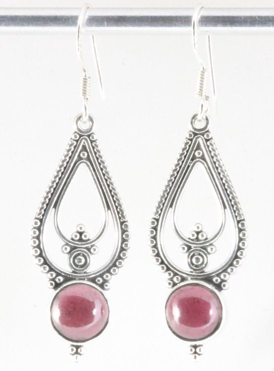 Lange opengewerkte zilveren oorbellen met granaat afbeelding 1