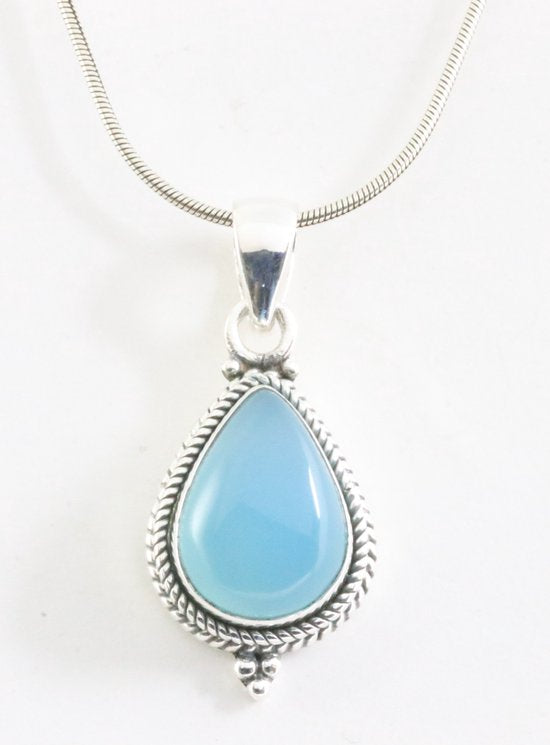 Bewerkte zilveren hanger met blauwe chalcedoon aan ketting afbeelding 1