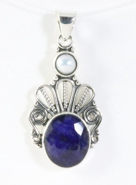 Opengewerkte zilveren hanger met blauwe saffier en parel afbeelding 1