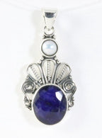 Opengewerkte zilveren hanger met blauwe saffier en parel afbeelding 1