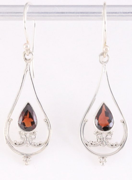 Fijne opengewerkte zilveren oorbellen met granaat afbeelding 1