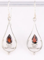 Fijne opengewerkte zilveren oorbellen met granaat afbeelding 1