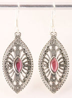 Lange opengewerkte zilveren oorbellen met granaat afbeelding 1