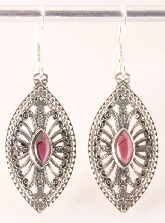 Lange opengewerkte zilveren oorbellen met granaat afbeelding 1