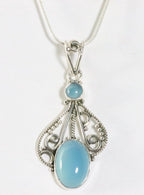 Opengewerkte zilveren hanger met blauwe chalcedoon aan ketting afbeelding 1
