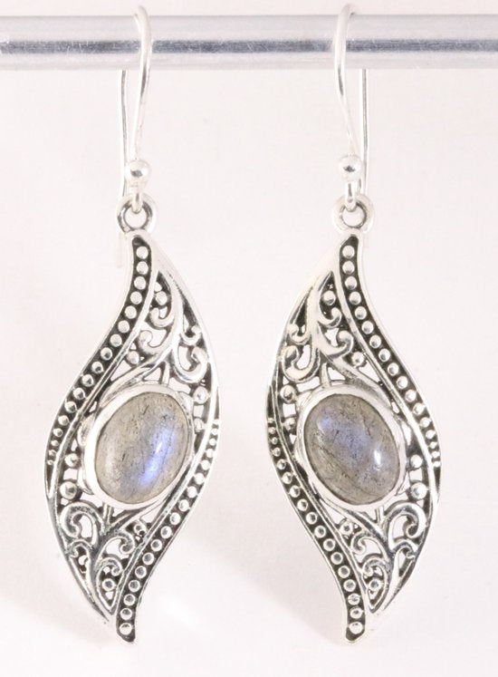 Bewerkte zilveren oorbellen met labradoriet afbeelding 1