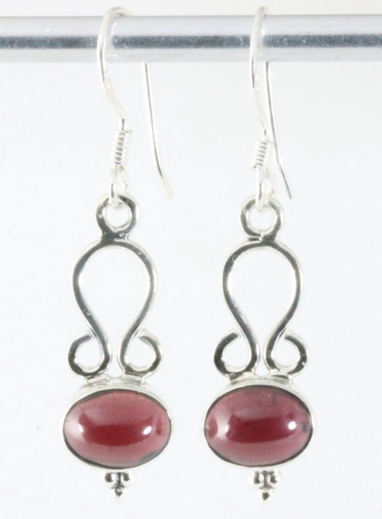 Fijne opengewerkte zilveren oorbellen met granaat afbeelding 1