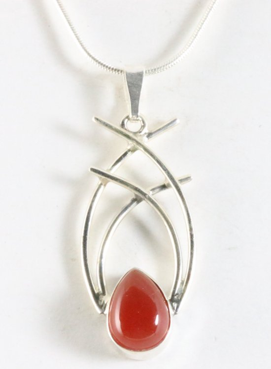 Opengewerkte zilveren hanger met carneool aan ketting afbeelding 1
