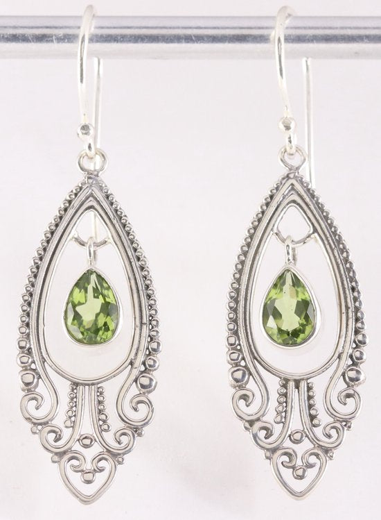 Lange opengewerkte zilveren oorbellen met peridoot afbeelding 1