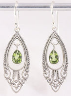 Lange opengewerkte zilveren oorbellen met peridoot afbeelding 1