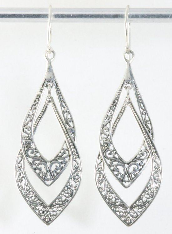 Traditionele opengewerkte lange zilveren oorbellen afbeelding 1
