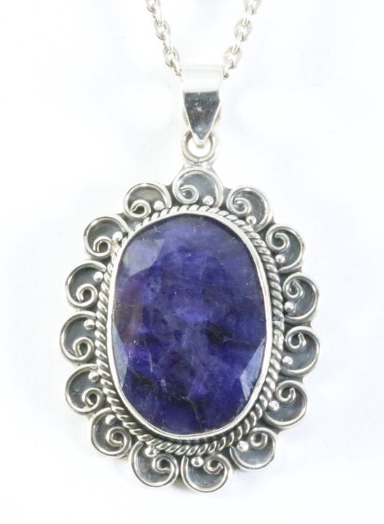 Grote bewerkte zilveren hanger met blauwe saffier aan ketting afbeelding 1