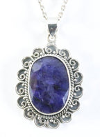 Grote bewerkte zilveren hanger met blauwe saffier aan ketting afbeelding 1