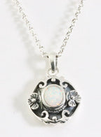 Bewerkte zilveren hanger met welo opaal aan ketting afbeelding 1