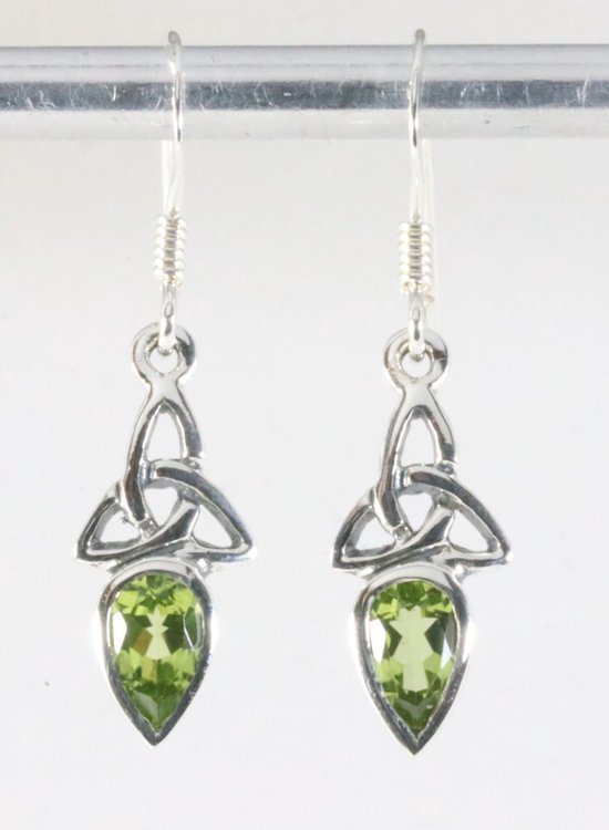 Fijne opengewerkte zilveren oorbellen met peridoot afbeelding 1