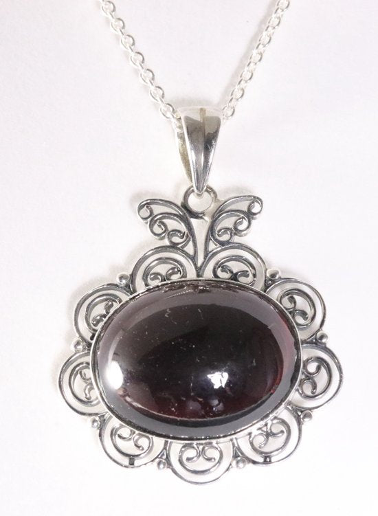 Grote opengewerkte zilveren hanger met granaat aan ketting afbeelding 1