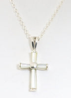 Fijne zilveren kruishanger met parelmoer aan ketting afbeelding 1