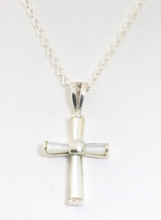 Fijne zilveren kruishanger met parelmoer aan ketting afbeelding 1