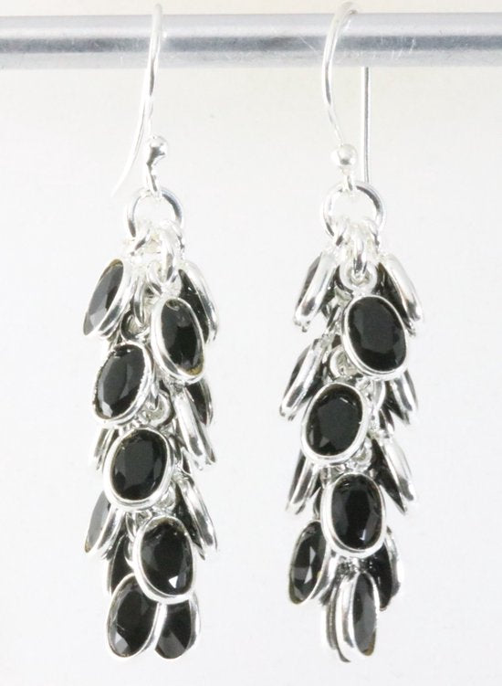 Trosvormige zilveren oorbellen met onyx afbeelding 1