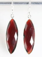 Lange zilveren oorbellen met granaat afbeelding 1