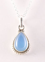 Bewerkte druppelvormige zilveren hanger met blauwe chalcedoon aan ketting afbeelding 1