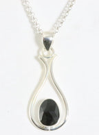 Opengewerkte zilveren hanger met gefacetteerde onyx aan ketting afbeelding 1