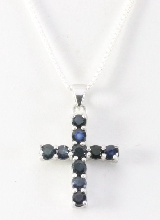 Fijne zilveren kruishanger met blauwe saffier aan ketting afbeelding 1