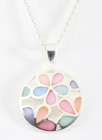 Ronde opengewerkte zilveren hanger met veelkleurige schelp aan ketting afbeelding 1