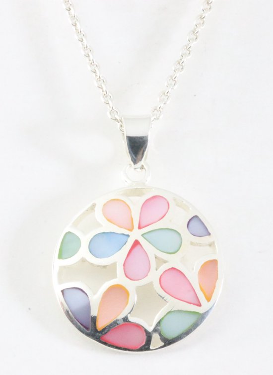 Ronde opengewerkte zilveren hanger met veelkleurige schelp aan ketting afbeelding 1