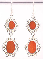 Lange opengewerkte zilveren oorbellen met rode koraal steen afbeelding 1