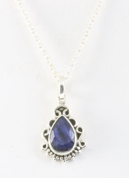 Fijne bewerkte zilveren hanger met blauwe saffier aan ketting afbeelding 1