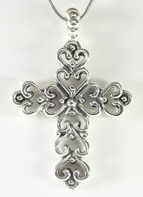 Grote opengewerkte zilveren kruishanger aan ketting afbeelding 1