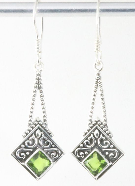 Bewerkte zilveren oorbellen met peridoot afbeelding 1