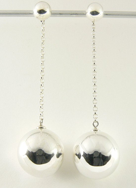 Lange zilveren oorstekers met hoogglans bollen afbeelding 1