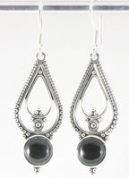 Lange opengewerkte zilveren oorbellen met onyx afbeelding 1