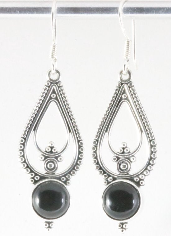 Lange opengewerkte zilveren oorbellen met onyx afbeelding 1