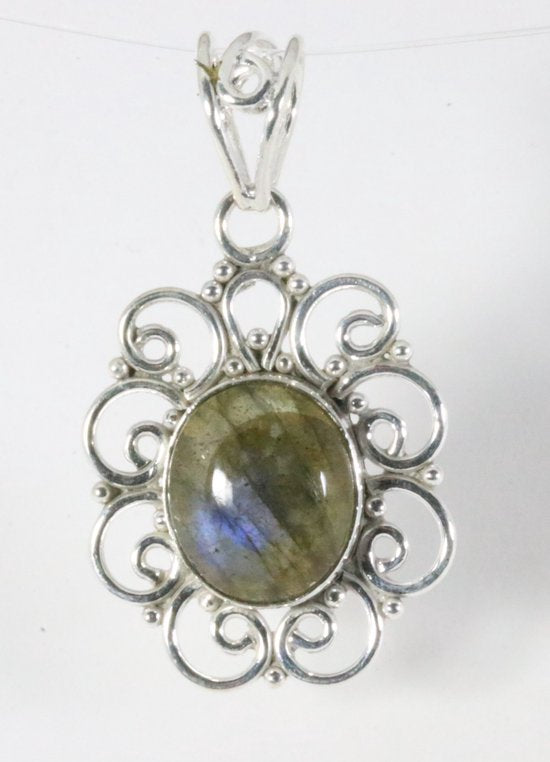 Opengewerkte zilveren hanger met labradoriet afbeelding 1